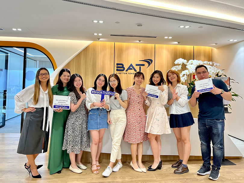 BAT Vietnam’s employees joyfully participating in the #Breakthebias Photo Challenge
