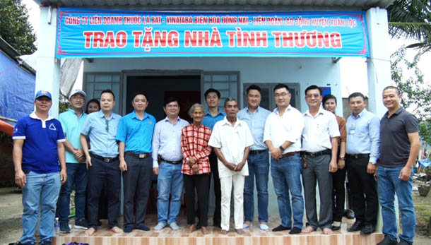 Representatives of BAT Vietnam hand over a charity house to a family in Suoi Cao commune, Xuan Loc district, Dong Nai province.