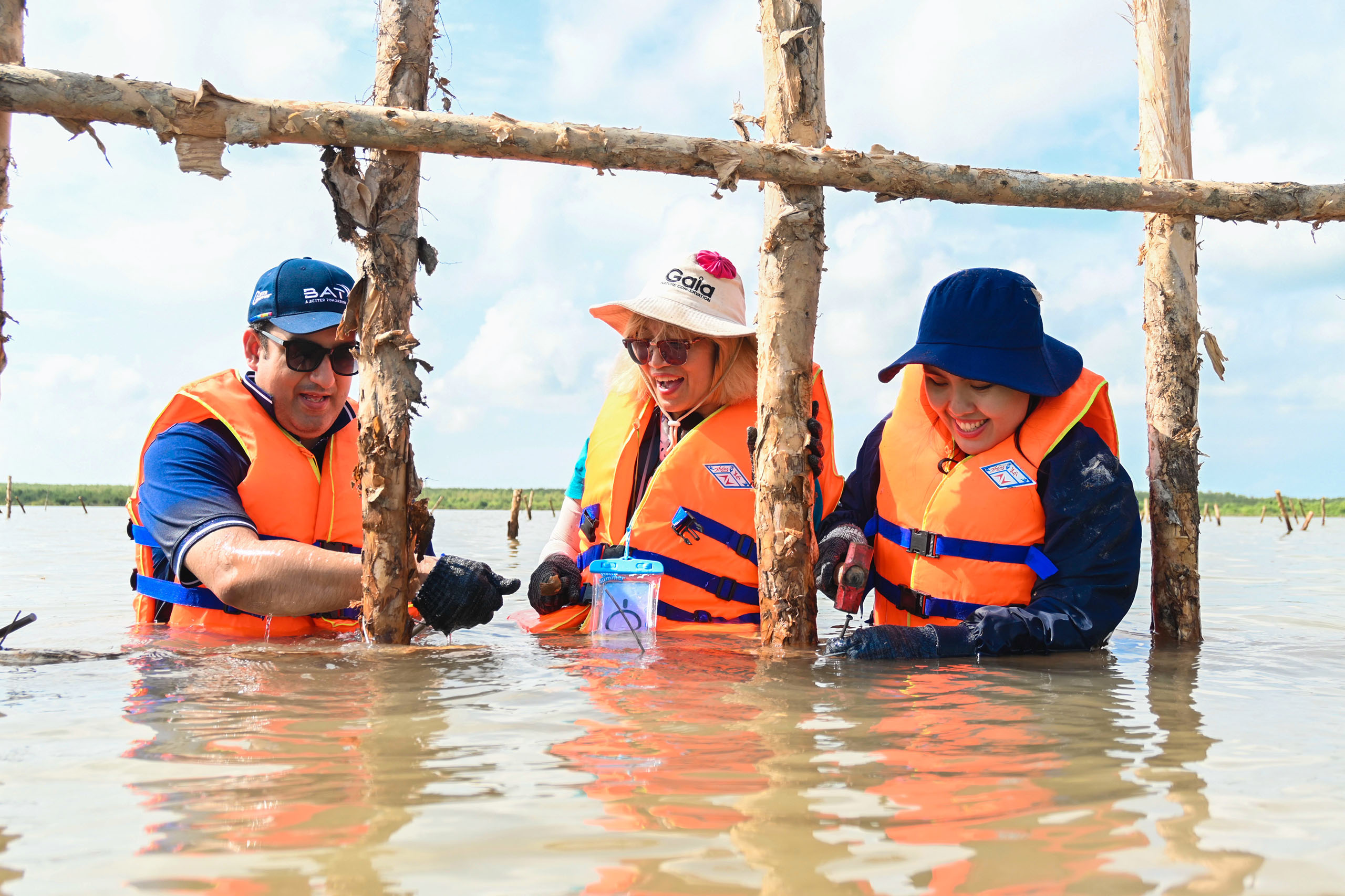 BAT Vietnam employees implement zoning for natural restoration for mangrove forests 
