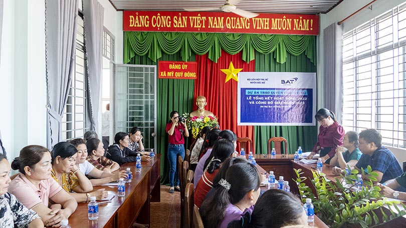  Ms. Thi Thi Ngoc Hanh - Vice President of Duc Hue District Women's Union is reporting the program implementation results.