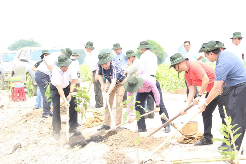 Đại diện BAT và các đối tác trồng cây lộc vừng tại xã Ia Broai, huyện Ia Pa, tỉnh Gia Lai