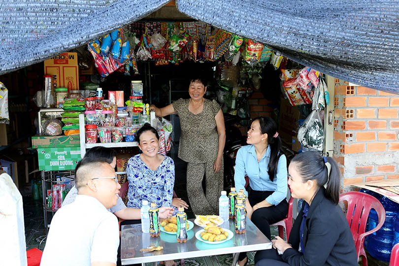 Lắng nghe chia sẻ từ một hộ buôn bán nhỏ được vay vốn từ chương trình