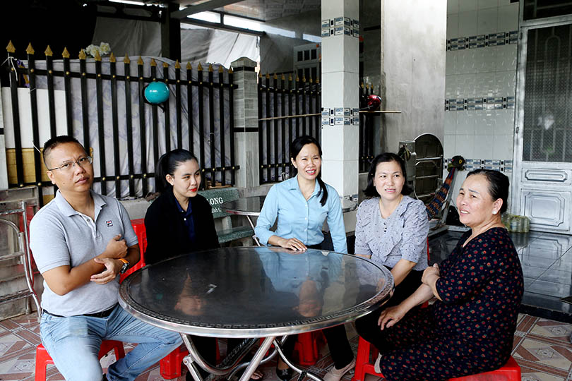 Paying a visit to a household raising poultry in Duc Hue district