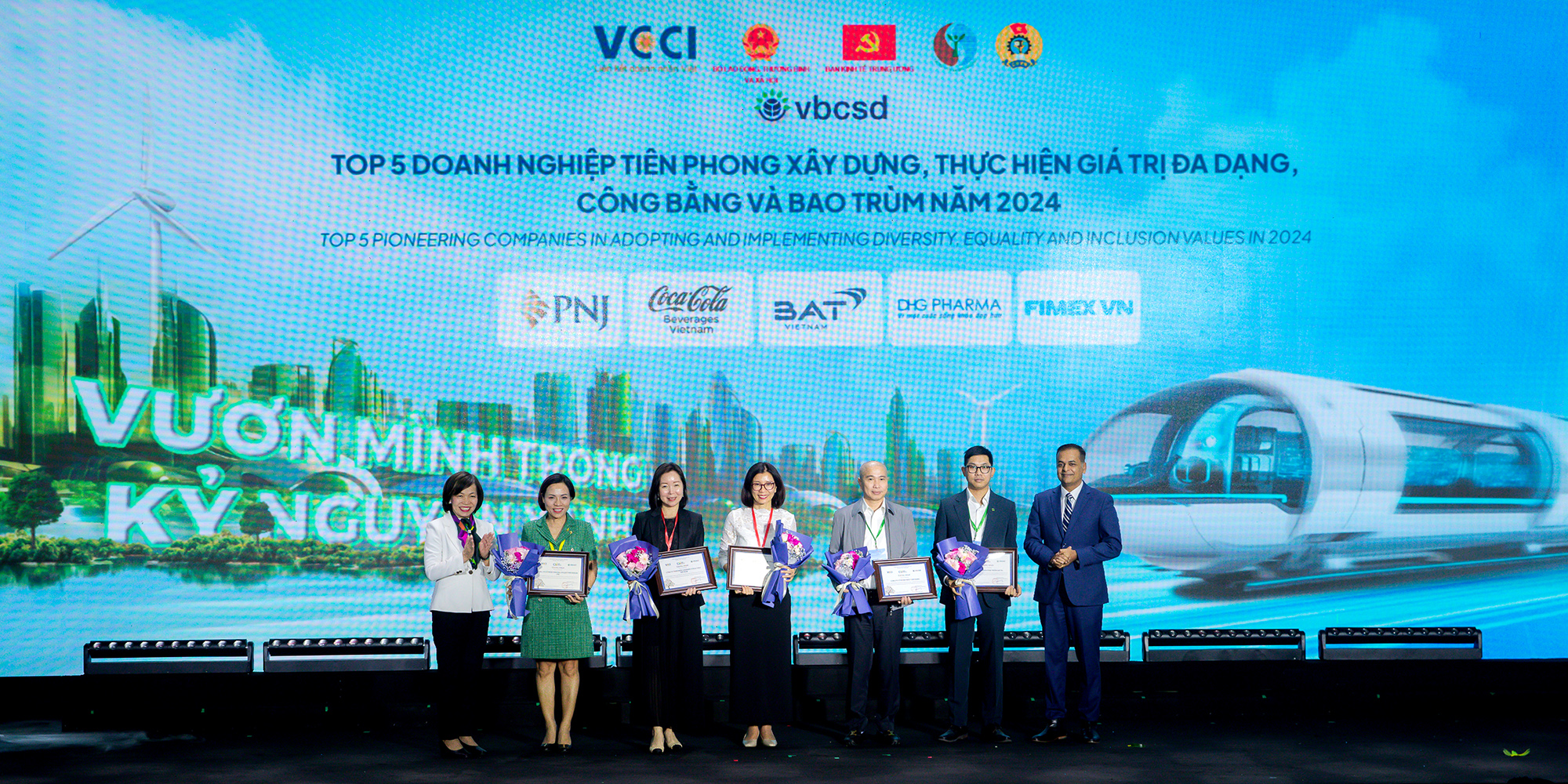 Presentation of top 5 DE&I values businesses in Vietnam award 2024
