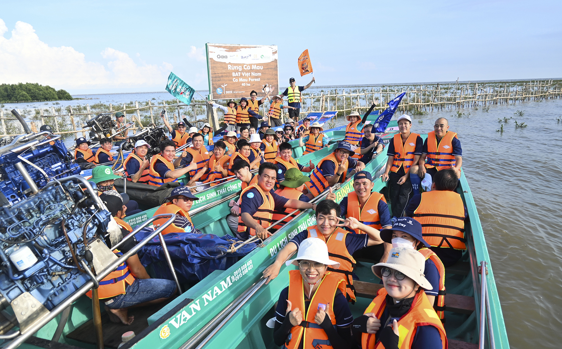 Teams in boats ready to start planting