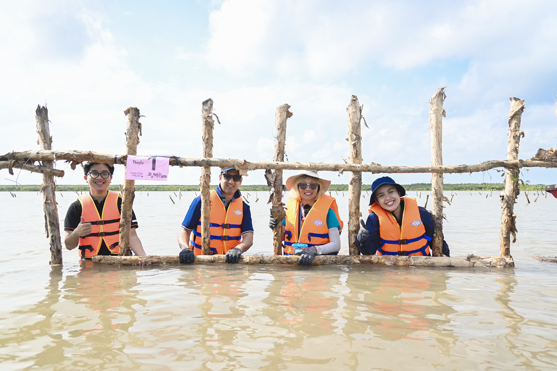 Reinforcing supports for mangrove
