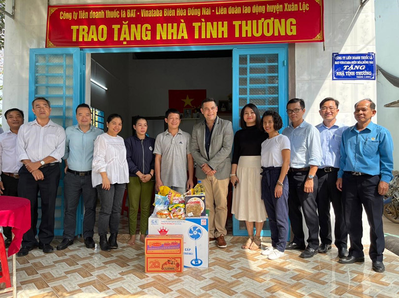 Đại diện BAT VN trao hai căn nhà tình thương cho các gia đình khó khăn tại tỉnh Đồng Nai.