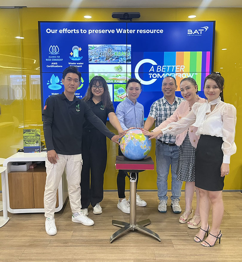 BAT Việt Nam hỗ trợ nhóm tình nguyện môi trường làm sạch kênh rạch, bảo tồn tài nguyên nước