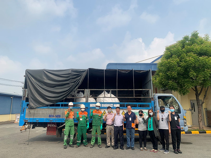 Nhân viên tại nhà máy liên doanh VINA-BAT tại Bình Chánh thể hiện quyết tâm thực hiện không có rác thải chôn lấp, qua các hoạt động môi trường như phân loại rác.